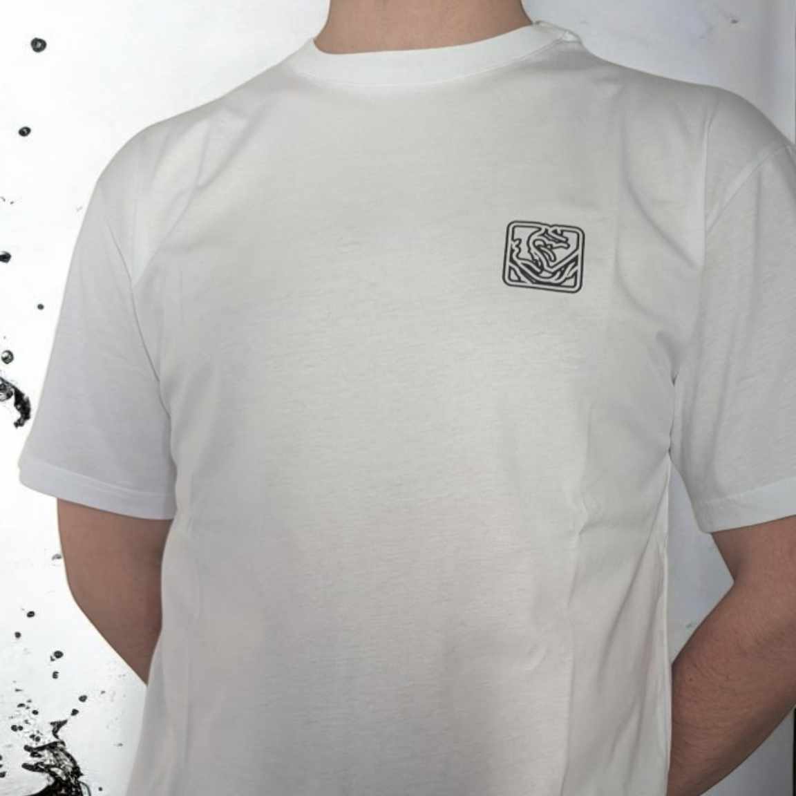 T-shirt unisexe Feelnchill en coton bio blanc, inscription au dos, parfait pour les raveurs et les amateurs de techno
