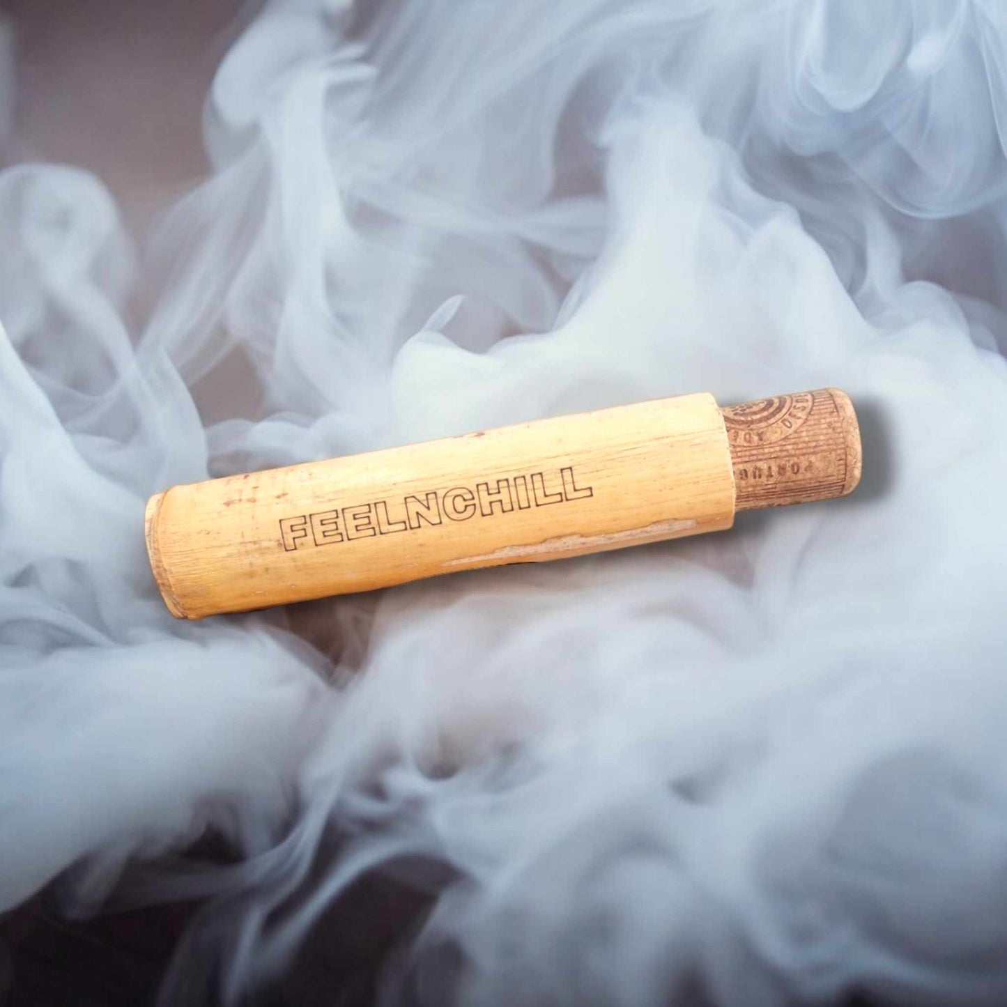 Cendrier de poche Feelnchill en bambou naturel avec bouchon en liège, pratique et écoresponsable.