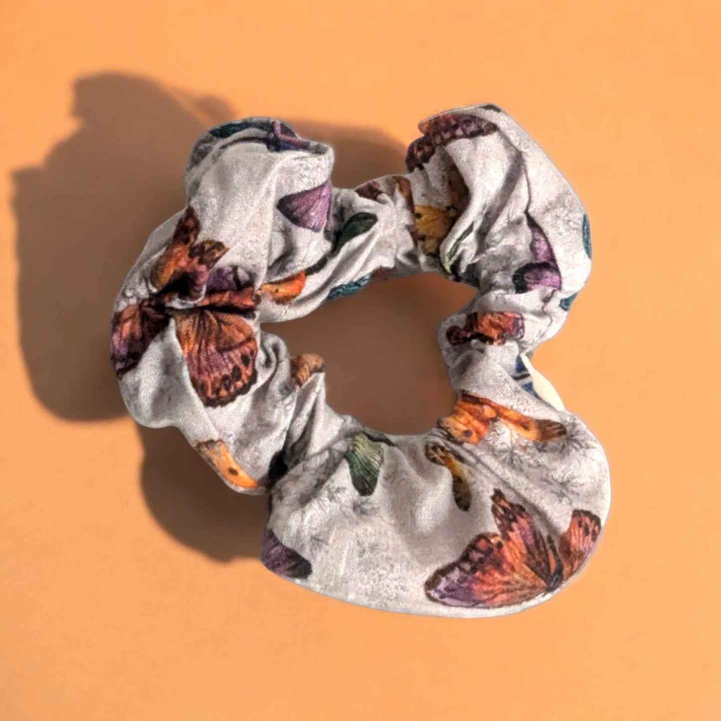 Chouchou porte-monnaie artisanal en tissu recyclé, discret et pratique pour ranger de petits objets.