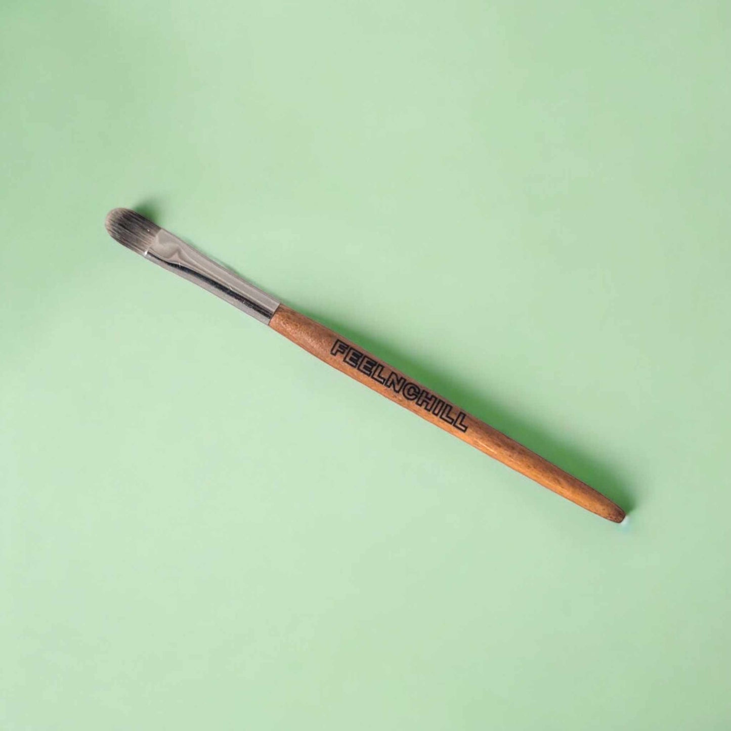 Pinceau vegan Feelnchill en bois certifié FSC et poils synthétiques extra fins, idéal pour appliquer les paillettes avec précision, parfait comme cadeau écoresponsable.