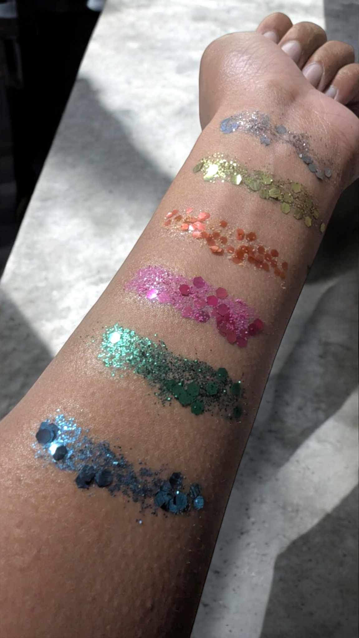 Test avant bras couleurs paillettes biodégradables Feelnchill