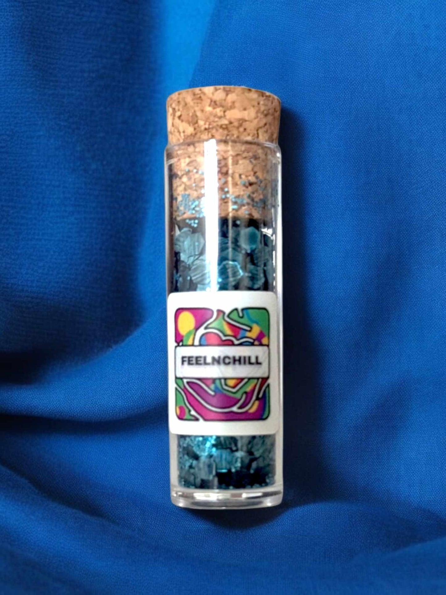 Pot de paillettes biodégradables Feelnchill couleur bleue, parfaites pour un look estival.