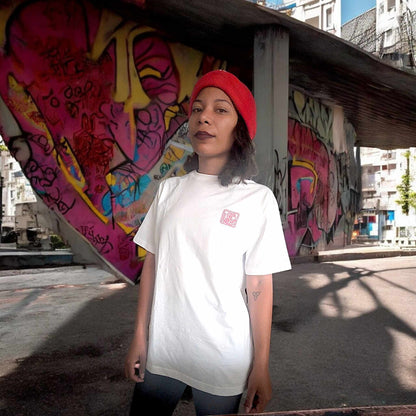 T-shirt unisexe Feelnchill en coton bio rouge avec inscription au dos, célébrant l’amour et la musique.