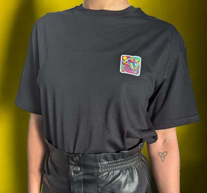 T-shirt unisexe Feelnchill en coton bio noir avec logo festif, coupe oversize et vibes inclusives.
