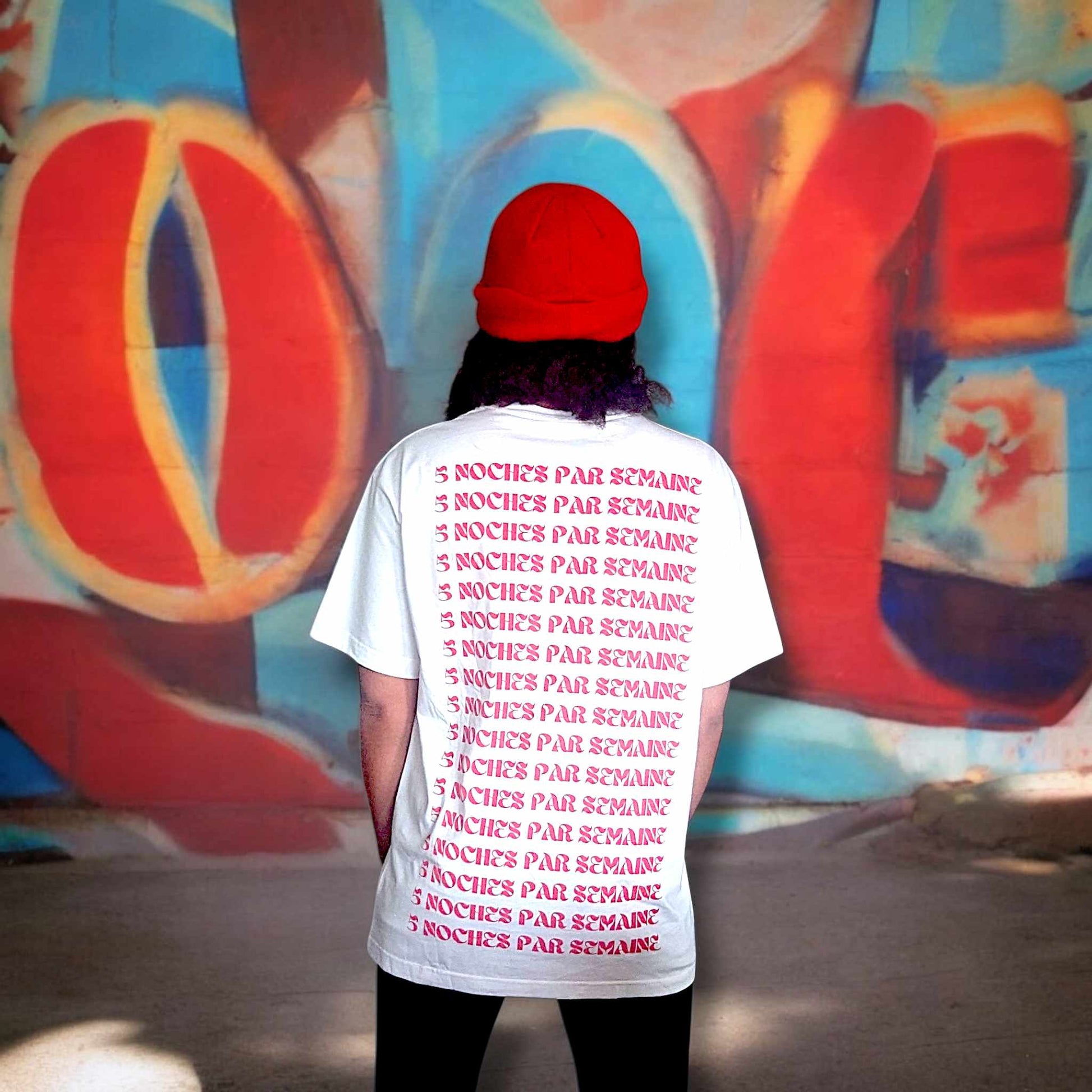 T-shirt unisexe Feelnchill en coton bio rouge avec inscription au dos, célébrant l’amour et la musique.
